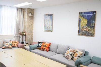 ゆったりとしたソファで楽しいひと時を過ごしてください。 - レンタルスペース -- BB 新宿御苑 -- 女子会/推し活/歓迎会/撮影/上映会/駅徒歩4分！新宿御苑の室内の写真