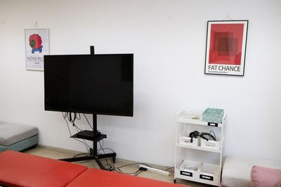 テレビや映画を見ながら、楽しいひと時を過ごすこともできます。 - レンタルスペース -- BB 新宿御苑 -- 女子会/推し活/歓迎会/撮影/上映会/駅徒歩4分！新宿御苑の室内の写真