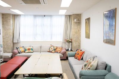 ゆったりとしたソファで楽しいひと時を過ごしてください。 - レンタルスペース -- BB 新宿御苑 -- 女子会/推し活/歓迎会/撮影/上映会/駅徒歩4分！新宿御苑の室内の写真