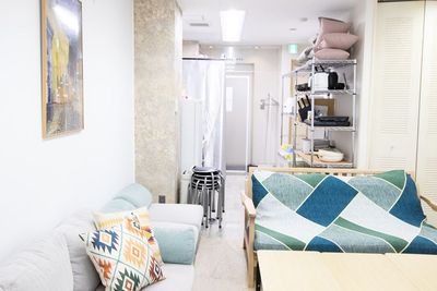 調理エリアとリビングエリアが分かれておりますので、食事の準備をした後、ゆったりとくつろげます。 - レンタルスペース -- BB 新宿御苑 -- 女子会/推し活/歓迎会/撮影/上映会/駅徒歩4分！新宿御苑の室内の写真