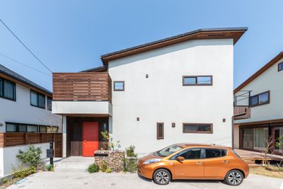 外観。1台分の駐車場付き。 - 逗子の開放的なMTGスペース 逗子の開放的なMTGスペース（WAREHOUSE Zushi）の外観の写真