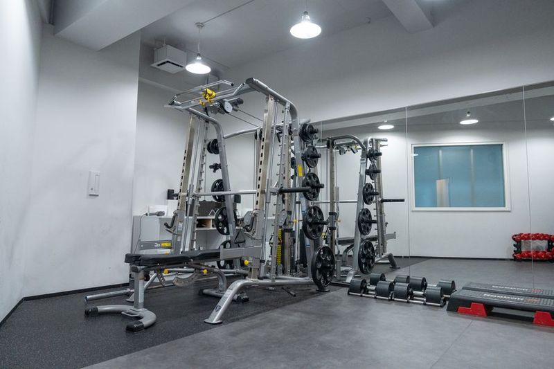 - STUDIO B（ジムエリア）-
上質で洗練された空間。バリエーション豊かなマシン器具を揃えることで、お客様により良いトレーニングを提案することが出来ます。 - HALLEL 恵比寿店 STUDIO Bの室内の写真