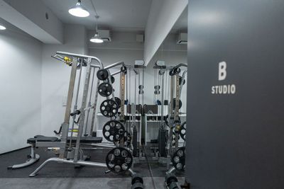 - STUDIO B（ジムエリア）-
上質で洗練された空間。バリエーション豊かなマシン器具を揃えることで、お客様により良いトレーニングを提案することが出来ます。 - HALLEL 恵比寿店 STUDIO Bの室内の写真