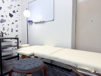 サロンを起業しようと思っている方のために施術ベットもご用意しました。その場合は、テーブルは端へご移動をお願いいたします(お帰りの際は、元にお戻しください) - レンタルサロン　貸し会議室「ＧｒｅｅｎＡｃｅ２＋２」の設備の写真