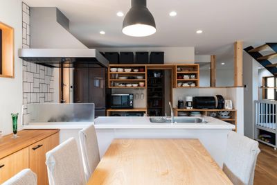 リビングスペースにあるオープンキッチンです。 - 逗子の開放的なMTGスペース 逗子の開放的なMTGスペース（WAREHOUSE Zushi）の室内の写真