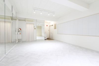 サイドに90cmの鏡も設置があり2面鏡に！振り付けやポージングなどのチェックにも便利です - Sunny Place サニープレイス錦糸町 サニープレイス錦糸町　ダンス・ヨガ・ピラティス等レンタルスタジオの室内の写真
