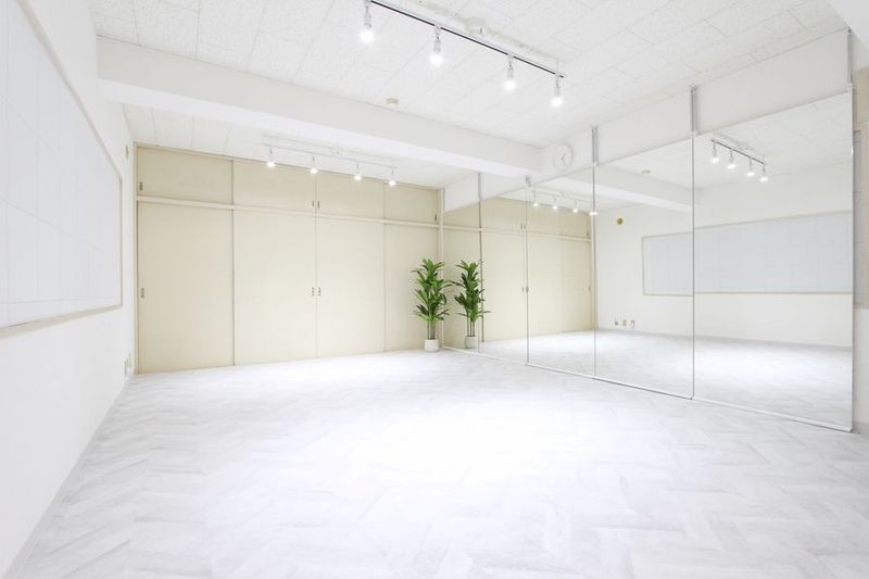 白基調の清潔感あるスタジオ。4.5Mの大型鏡あり！ - Sunny Place サニープレイス錦糸町 サニープレイス錦糸町　ダンス・ヨガ・ピラティス等レンタルスタジオの室内の写真