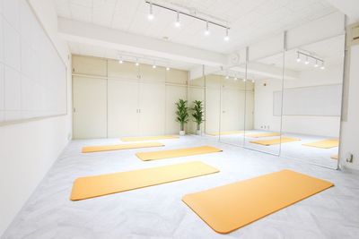 ヨガマットなどの無料備品が多数！ヨガやピラティスのレッスンにも最適です - Sunny Place サニープレイス錦糸町 サニープレイス錦糸町　ダンス・ヨガ・ピラティス等レンタルスタジオの設備の写真