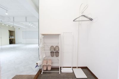 玄関は広々！ハンガーラックや傘立てなども完備 - Sunny Place サニープレイス錦糸町 サニープレイス錦糸町　ダンス・ヨガ・ピラティス等レンタルスタジオの入口の写真