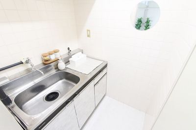 更衣スペース兼洗面台。カーテンを閉めれば個室空間となり着替えなどに利用できます - Sunny Place サニープレイス錦糸町 サニープレイス錦糸町　ダンス・ヨガ・ピラティス等レンタルスタジオの室内の写真