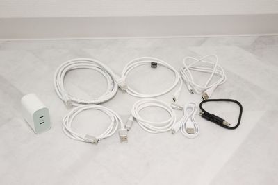 無料備品：各種コード（USB Type-A・C、Lightning、Micro USB Type-B、LANケーブルなど）、電源（USB Type-A・C） - Sunny Place サニープレイス錦糸町 サニープレイス錦糸町　ダンス・ヨガ・ピラティス等レンタルスタジオの設備の写真