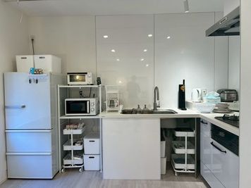 冷蔵庫・電子レンジ・ケトル・炊飯器・食・調理器具も完備 - exvoよりみちスペース 【格安】リノベーション一棟家まるごと貸切スペースの室内の写真