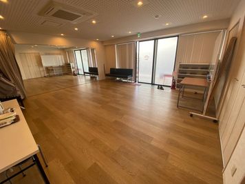 会議・講習会・ワークショップ・音楽レッスン・ダンスレッスン・カルチャースクールなど、様々な場面でご利用ください。 - 守恒みらいルーム403