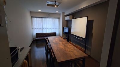 ８人着座出来るテーブルをご用意いたしました。レイアウトは変更可能です - NEST AOI鷹匠 NEST AOI 鷹匠の室内の写真
