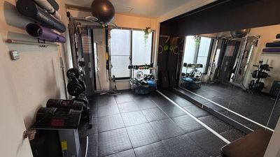 恵比寿・代官山駅徒歩4分の恵比寿最安レンタルジム！高性能設備、更衣室、白を基調にした清潔感のある内装のジム - Polish代官山