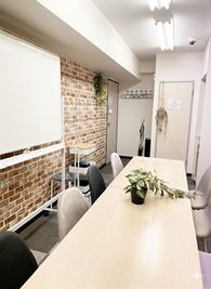 CREST（クレスト）会議室 ✨オープン！新宿御苑前1分 お洒落なCREST貸会議室　の室内の写真