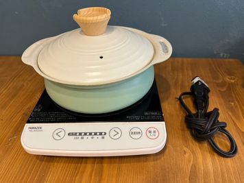 持ち込み・調理OK！簡易キッチン完備でお料理も楽しめます🍳
※2025/11/21現在、鍋はこちら1点のみです。 - Chill池袋 アクセス良好｜24h｜ボドゲ🧩パーティー🍿推し活🩵[44]の室内の写真