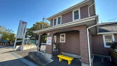 レンガ調の外観、大きな看板が目印です。 - レンタルスペース【エリム】 石倉町レンタルスペースの外観の写真