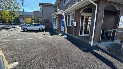 建物すぐ横に、広々とした駐車スペースあり。 - レンタルスペース【エリム】 石倉町レンタルスペースの外観の写真
