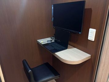 名古屋会議室 プライムセントラルタワー名古屋駅前店 テレワークブースの室内の写真