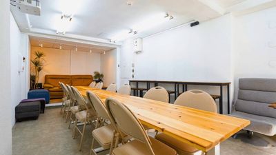 最大25名着席可能
明るく清潔感のあるミーティング環境 - チル麹町 麹町ミーティングスペースの室内の写真