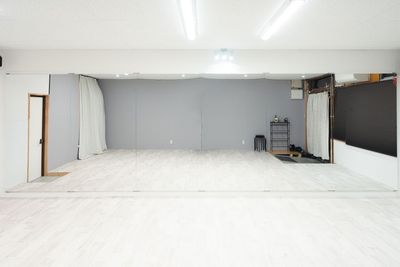 横6m×縦1.8mの大型ミラーやBOSEスピーカーを完備したスタジオ - レンタルスタジオ栗東の室内の写真