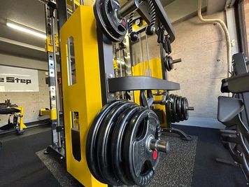プレートは150kgあり、最大170kgの負荷でトレーニングができます - レンタルジムAivic代々木の室内の写真