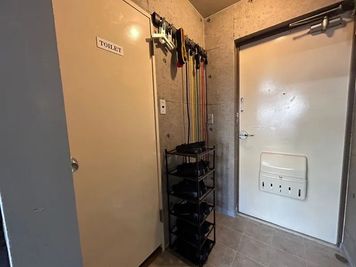 トイレとお着換えスペースを併設 - レンタルジムAivic代々木の室内の写真