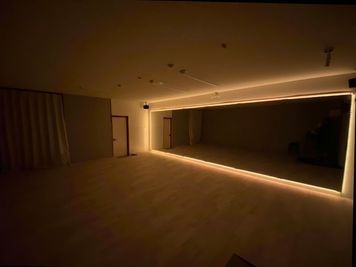 テープライト使用時のスタジオ - レンタルスタジオ栗東の室内の写真