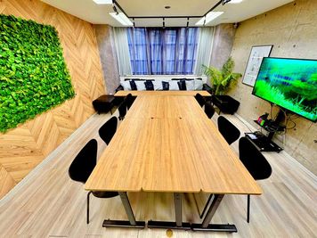 会議 - エムズ新宿御苑 懇親会もできる貸会議室　LUXE新宿(2026年1月以降予約用)の室内の写真