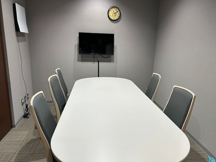6名まで使える中会議室 - シェアオフィス・コワーキングスペース　ステージライン仙台駅前 コワーキングスペース　ステージライン仙台駅前　ルームEの室内の写真