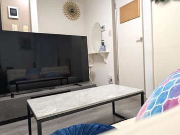 65インチREGZA - ルールーム 07 市川 パーティルームの室内の写真