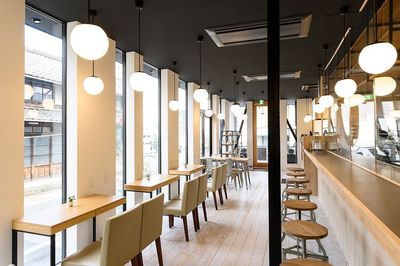 奥が入り口
全フロア貸切の場合は最大100名・着席は60名可能 - MASA cafe 【駅近3分】最大100名イベントスペース、パーティースペースの室内の写真