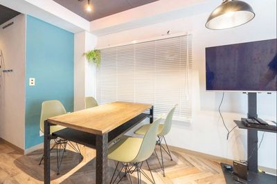 4人掛けのウッディテーブルで、温かみのある落ち着いた空間を演出してます。 - my time room 赤坂 my time room赤坂の室内の写真