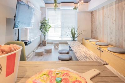 4人掛けテーブルに食事を置いたイメージ画像です。 - my time room 赤坂 my time room赤坂の室内の写真