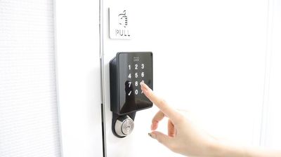 構造計画研究所のRemoteLOCKを採用。防犯セキュリティーの高さにもこだわりました。安心・安全を追求 - C.R.E.A.Mスタジオ（クリームスタジオ） "Spacey White" 仙台一番町店の入口の写真