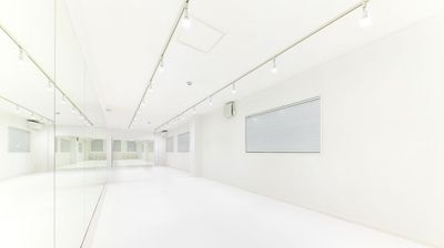 合計幅11mを超える大型ミラーをご用意！色々な角度から動きを確認できる設計です。 - C.R.E.A.Mスタジオ（クリームスタジオ） "Spacey White" 仙台一番町店の室内の写真