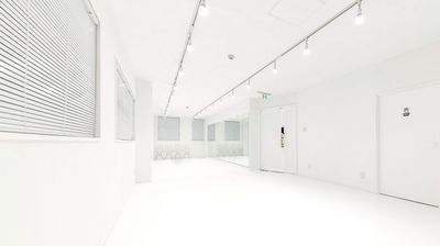 メインの鏡は、幅5.4ｍの大型ミラー。
ぶ厚いミラーを発注したことで歪まずに踊りやすい設計になっています。（薄い鏡は歪みます） - C.R.E.A.Mスタジオ（クリームスタジオ） "Spacey White" 仙台一番町店の室内の写真