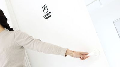 個室タイプのロッカールームも完備。
到着しましたら、まずは
外履きの靴、大きな荷物、コートなどをこちらにご収納ください。
また、着替えなどにも使えます◎ - C.R.E.A.Mスタジオ（クリームスタジオ） "Spacey White" 仙台一番町店の設備の写真