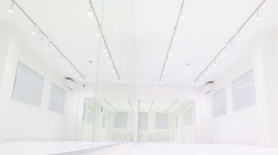 身体への負担が少ない、ダンスに適したリノリウム床を贅沢に全面に採用しています。 - C.R.E.A.Mスタジオ（クリームスタジオ） "Spacey White" 仙台一番町店の室内の写真