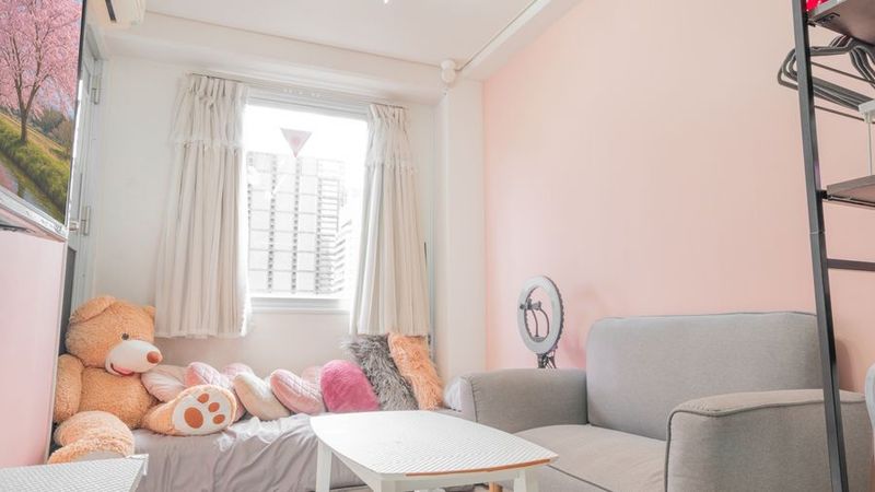 カワイイピンクの壁紙に可愛い絵を飾って映えてます❤︎！！

【🧸チャンミ京橋駅前💖】【大京クラブ】 - 【京橋】チャンミ京橋駅前【DaikyoClub】 チャンミ京橋駅前【駅1分🚶スマートTV📺デート💕配信📱】の室内の写真