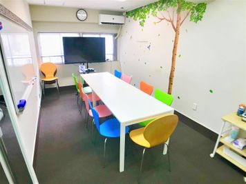 【西新橋のみんなの会議室】 レトロで機能的な多目的スペースの室内の写真