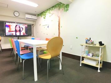 【西新橋のみんなの会議室】 レトロで機能的な多目的スペースの室内の写真
