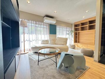 3人掛けソファ、丸椅子2台 - スぺパ！井荻 スぺパ！Studio103の室内の写真