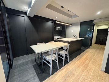 キッチン(現在、使用不可)＋ダイニングテーブル＋イス4脚 - スぺパ！井荻 スぺパ！Studio103の室内の写真