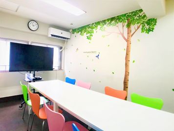 【西新橋のみんなの会議室】 レトロで機能的な多目的スペースの室内の写真
