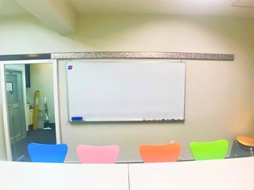 【西新橋のみんなの会議室】 お洒落で機能的な多目的スペースの室内の写真