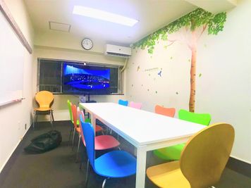 【西新橋のみんなの会議室】 レトロで機能的な多目的スペースの室内の写真