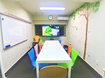 【西新橋のみんなの会議室】 レトロで機能的な多目的スペースの室内の写真