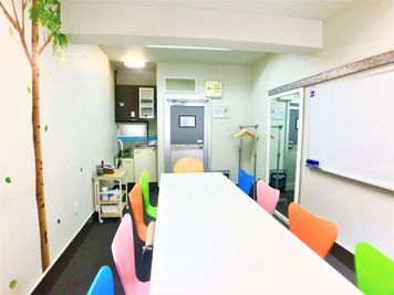 【西新橋のみんなの会議室】 お洒落で機能的な多目的スペースの室内の写真